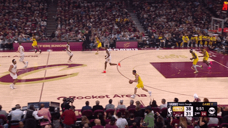 TJ McConnell Baseline Drive عبر Max Strus