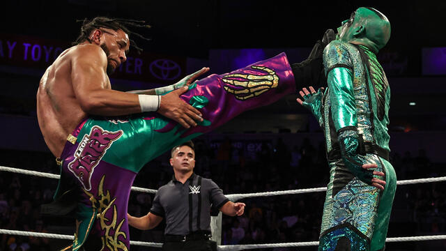 جيفون إيفانز وليون سلاتر ضد السيد إغوانا ولا باركا: أبرز أحداث خراب الهالوين 2025 صور WWE