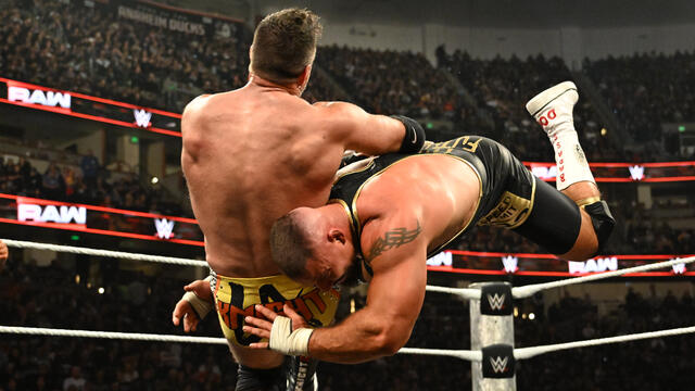 برون بريكر ضد لوس أنجلوس نايت: أبرز أحداث الخام، 27 أكتوبر 2025 صور WWE