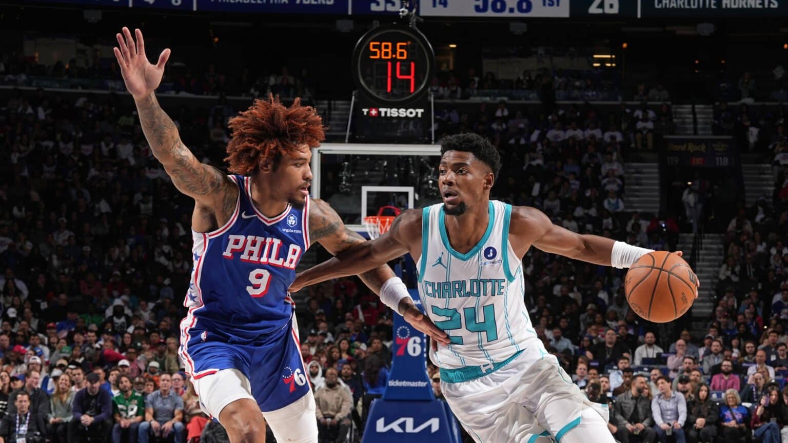 براندون ميلر لاعب هورنتس يخرج من المباراة ضد 76ers بسبب إصابة في الكتف