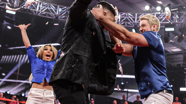 المقطع الكامل: جو هندري يعطل احتفال تشيلسي جرين وإيثان بيج: NXT، 4 نوفمبر 2025 صور WWE