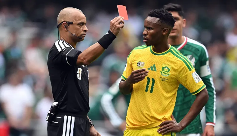 المباراة الافتتاحية لكأس العالم بين المكسيك وجنوب أفريقيا تدخل التاريخ بثلاث بطاقات حمراء | فوكس سبورتس